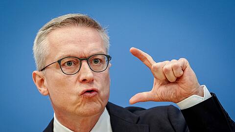 Digitalminister Karsten Wildberger (CDU) unterst&uuml;tzt die Idee einer Altersgrenze f&uuml;r Social Media und h&auml;lt auch Smartphone-Verbote an Schulen f&uuml;r sinnvoll. (Archivbild)