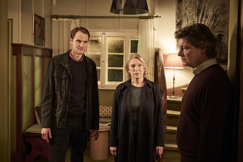 Die Kriminalhauptkommissare Felix Voss (Fabian Hinrichs) und Paula Ringelhahn (Dagmar Manzel) suchen Karl Dellmann (Fritz Karl, rechts) auf.
