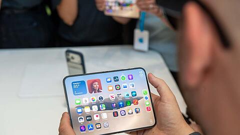 Laut Apple soll beim iPhone Duo die Falte in der Mitte des aufklappbaren Bildschirms deutlich weniger sichtbar sein als in Modellen der Konkurrenz.