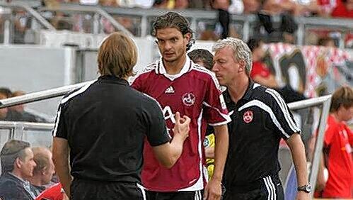 Funken sie doch noch auf einer Wellenlänge? Club-Trainer Michael Oenning (l.) und Angelos Charisteas. Funken sie doch noch auf einer Wellenlänge? Club-Trainer Michael Oenning (l.) und Angelos Charisteas.