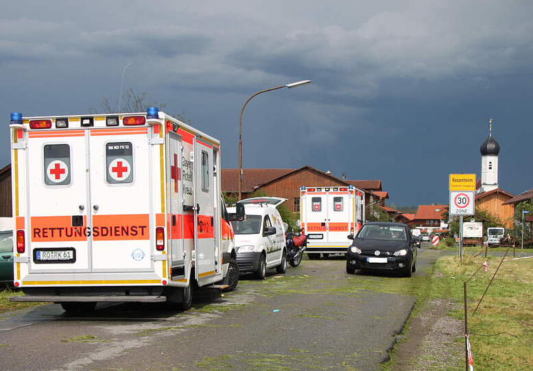 Hagel, Regen, umgeknickte Bäume, vollgelaufene Keller - Heftige Unwetter sind am Mittwochabend über Bayern gezogen. Die Bilder.