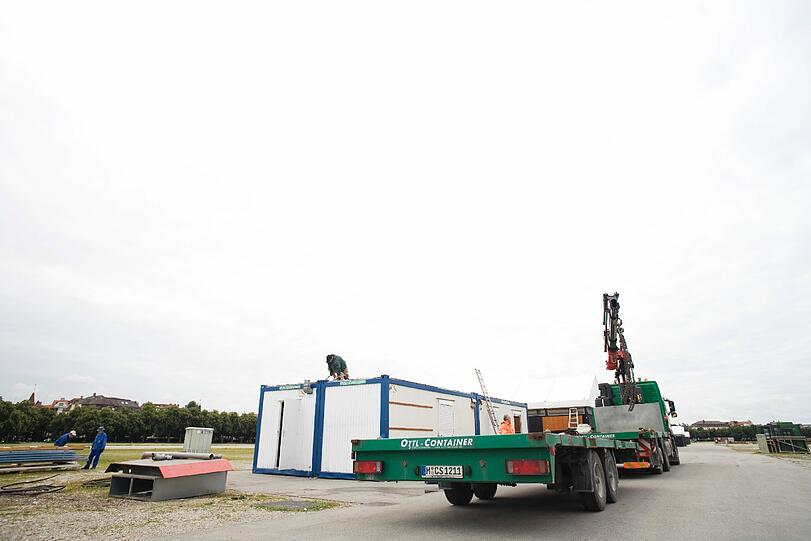 Auf der Theresienwiese haben die Bauarbeiter das Werkeln angefangen, damit in zwei Monaten wieder die größte Party der Welt steigen kann.