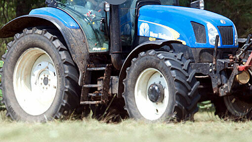 Ein Traktor ist im oberfränkischen Geroldsgrün (Landkreis Hof) in einen Garten gefahren und hat dort ein Gewächshaus zerstört. (Symbolbild)