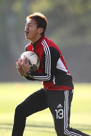 Mittelfeldspieler Hiroshi Kiyotake versucht sich als Torwart.