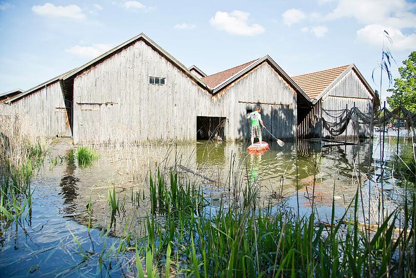 Fanatic-Teamfahrer Fabian Weber erkundet das Hochwasser in Diessen am Ammersee per Stand Up Paddeling