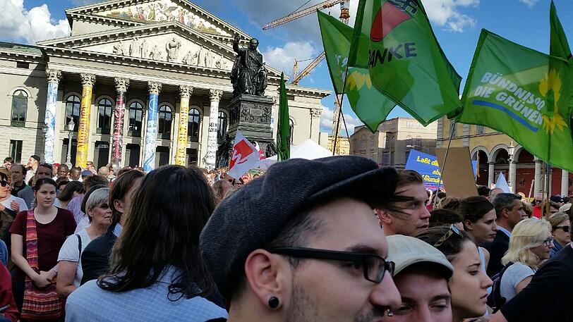 Tausende Demonstranten vor der Residenz!
