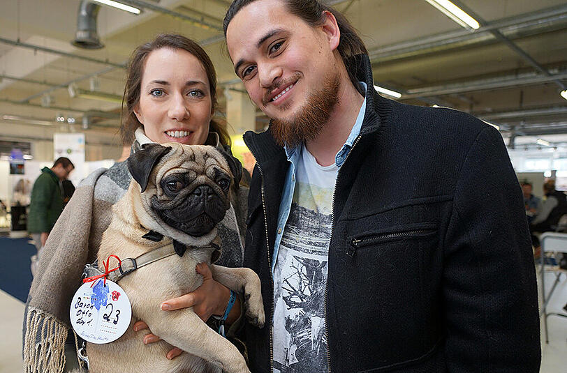 Sarina und Tim Heuler mit ihrem Mops Baron Frederik von Otto I.: "Ich bin Einrichtungsleiter in einem Nachbarschaftsreff in München und nutze unseren Mops als 'Therapiehund' für Kinder. Unser Mops Baron Frederik von Otto I. hat ein positives Gemüt. Einbrecher würde er vergnügt empfangen und er wandert gerne bis zu vier Stunden."
