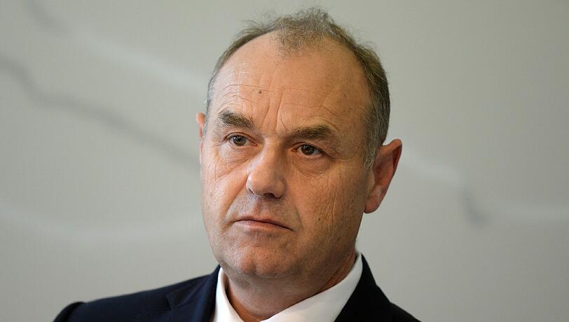 Brandenburgs Ministerpräsident Dietmar Woidke (SPD) trennt sich nach wochenlangen Querelen von seinem Staatskanzleichef Rudolf Zeeb. Foto: Ralf Hirschberger/Archiv Brandenburgs Ministerpräsident Dietmar Woidke (SPD) trennt sich nach wochenlangen Querelen von seinem Staatskanzleichef Rudolf Zeeb. Foto: Ralf Hirschberger/Archiv