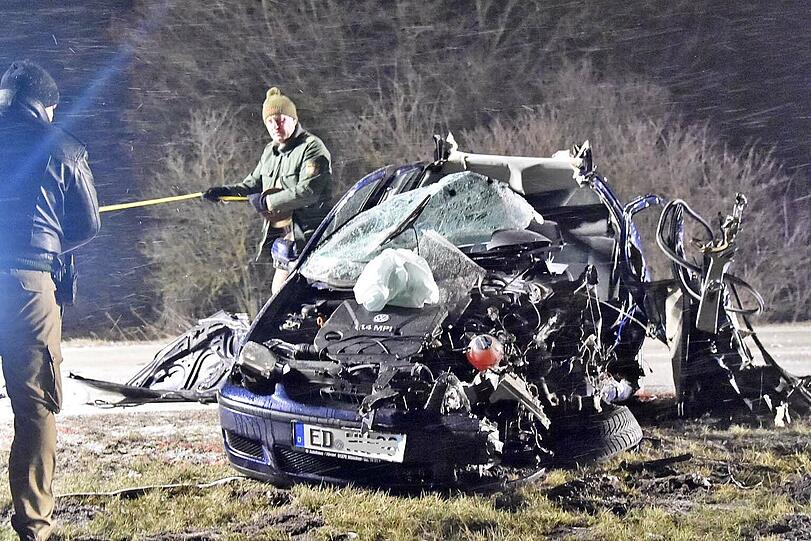 Bei dem schweren Unfall auf der Flugafenzufahrt kam eine 18-jährige Frau ums Leben.