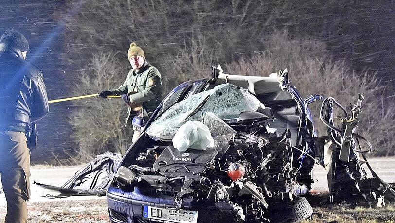 Bei dem schweren Unfall auf der Flugafenzufahrt kam eine 18-jährige Frau ums Leben. Bei dem schweren Unfall auf der Flugafenzufahrt kam eine 18-jährige Frau ums Leben.