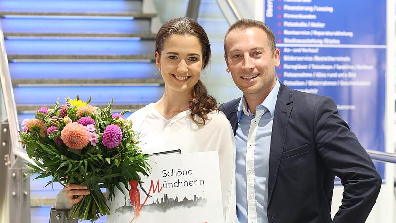 Jury-Mitglied und Sauter-Prokurist Wolfgang Drahtschmid überreicht die Wildcard an Sophia.