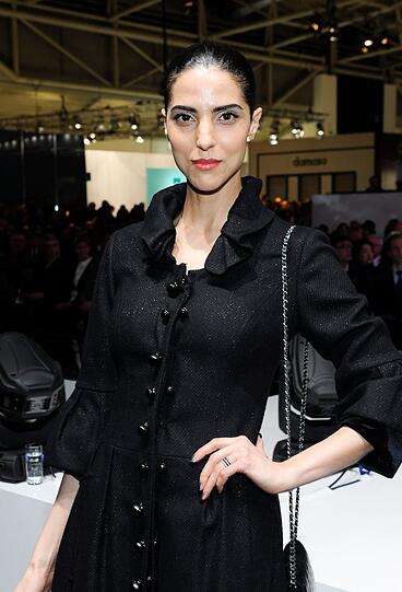 Die Künstlerin Zoe Helali stellt Ölgemälde bei der Messe aus.