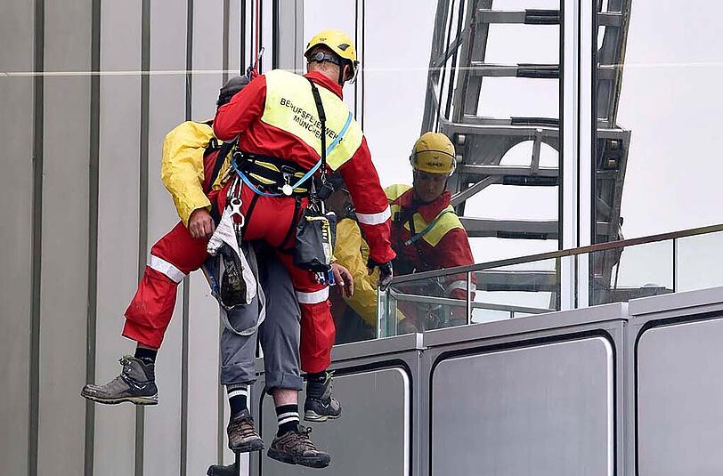 Beide Männer konnten unverletzt auf den Boden gebracht werden.
