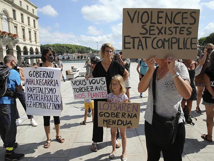 Frauen demonstrieren vor der Ankunft des französischen Innenministers Darmanin gegen dessen Besuch in Bayonne. Eine Frau bezichtigt Darmanin der Vergewaltigung. Der 37-Jährige bestreitet die Vorwürfe.