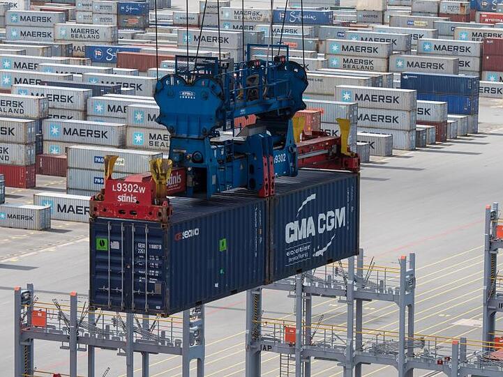 Im JadeWeserPort, Wilhelmshaven, werden Container verladen.