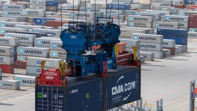 Im JadeWeserPort, Wilhelmshaven, werden Container verladen. Im JadeWeserPort, Wilhelmshaven, werden Container verladen.