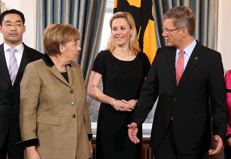 Dieses Jahr wurde die Veranstaltung von der Kredit- und Medienaffaere um Wulff ueberschattet. Aus Protest gegen eine vom Bundespraesidenten versprochene und nicht eingehaltene Transparenz haben sowohl Transparency International als auch der Deutsche Journalisten-Verband (DJV) ihre Teilnahme abgesagt.