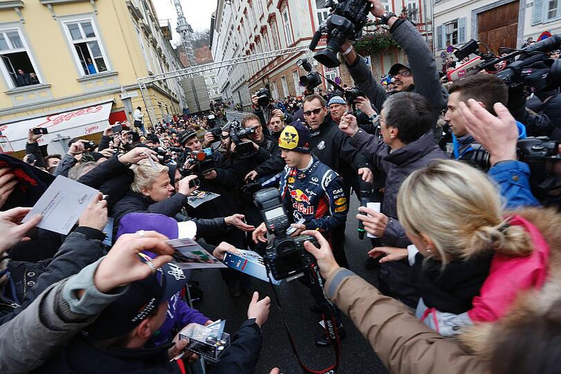 Große Siegesfeier für Sebastian Vettel in Graz: 30.000 Fans feiern den dreimaligen Titelträger, der er in seinem Red Bull einige Runden durch das alte Zentrum der österreichischen Stadt drehte.