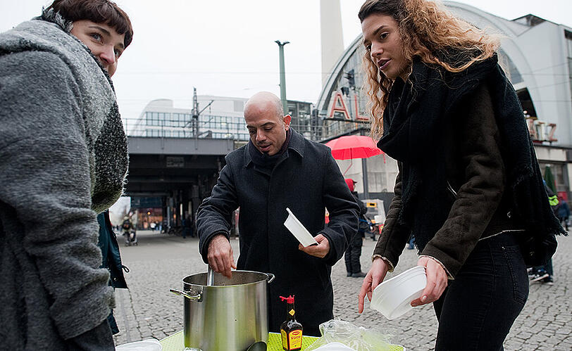 Kartoffeleintopf am Alexanderplatz: Der syrische Flüchtling Alex Assali will den Deutschen etwas zurückgeben.