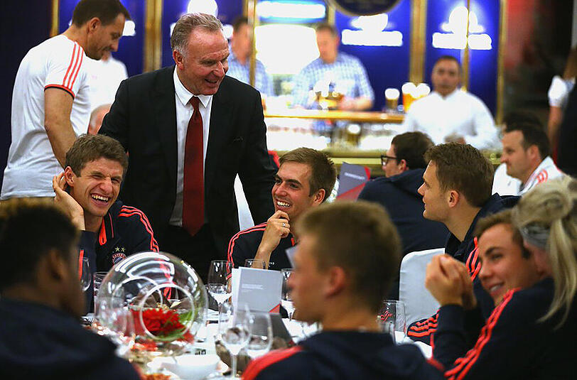 Bankett der Sieger: Karl-Heinz Rummenigge, Vorstandsboss des FC Bayern, mit den Profis Thomas Müller, Philipp Lahm und Manuel Neuer (von links).