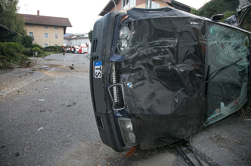 Der Fahrer konnte sich noch selbst aus dem Unfallfahrzeug befreien.