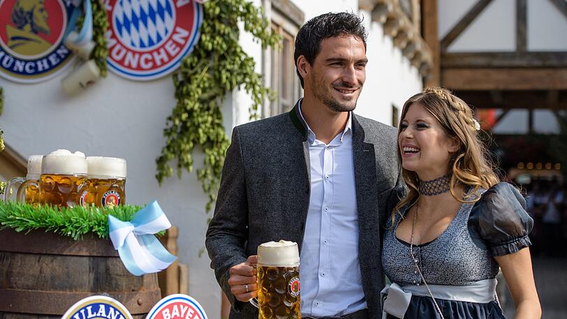 Bayern-Verteidiger Mats Hummels übt trotz guter Miene Kritik.