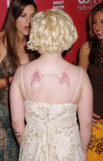 Kelly Osbourne hat sich auf dem Rücken ein Tattoo zu Ehren ihrer Mutter Sharon stechen lassen...