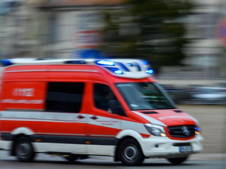 Ein Rettungsfahrzeug der Feuerwehr fährt mit Blaulicht. Foto: Jens Büttner/zb/dpa