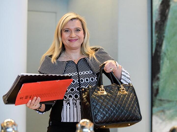 Melanie Huml nimmt vor Beginn einer Kabinettssitzung in der bayerischen Staatskanzlei ihren Platz ein. Foto: Matthias Balk/dpa