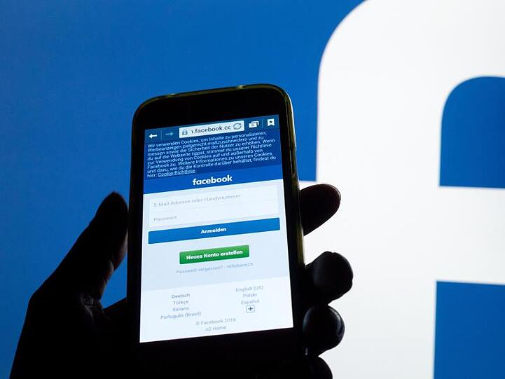 Facebook muss ein Profil wieder freigeben, nachdem sich ein Nutzer über Flüchtlinge ausgelassen hatte und gesperrt worden war.