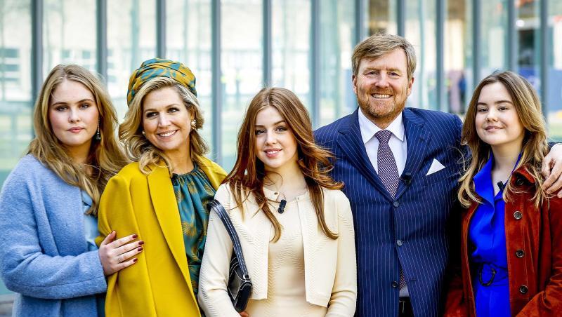 König Willem-Alexander der Niederlande und Königin Maxima mit ihren Töchtern Ariane (r), Alexia (M) und Amalia (l) am Königstag 2021. König Willem-Alexander der Niederlande und Königin Maxima mit ihren Töchtern Ariane (r), Alexia (M) und Amalia (l) am Königstag 2021.