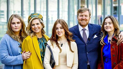 König Willem-Alexander der Niederlande und Königin Maxima mit ihren Töchtern Ariane (r), Alexia (M) und Amalia (l) am Königstag 2021.