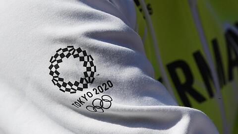 Das Logo "Tokyo 2020" ist bei der Einkleidung eines Teils des deutschen Olympia-Teams auf einer Jacke zu sehen.