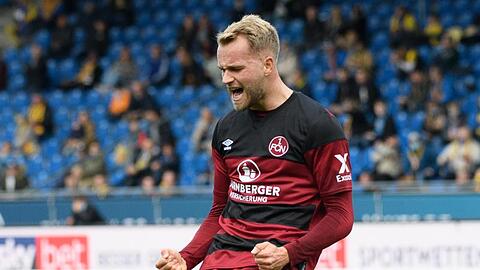 Pascal Köpke vom 1. FC Nürnberg jubelt über ein Tor.