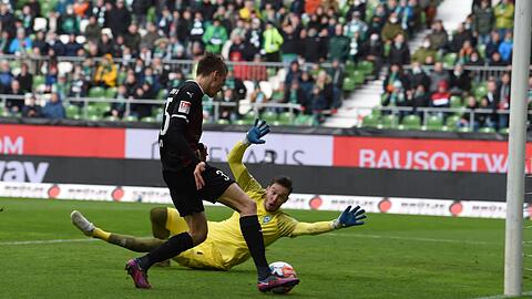 Werder-Torwart Jiri Pavlenka kann den Schuss von Ingolstadts Filip Bilbija abwehren und so den Gegentreffer verhindern.