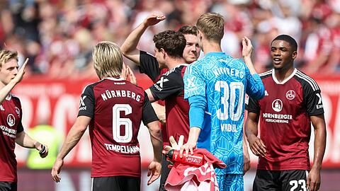 Die Nürnberger Mannschaft jubelt nach dem Abpfiff.
