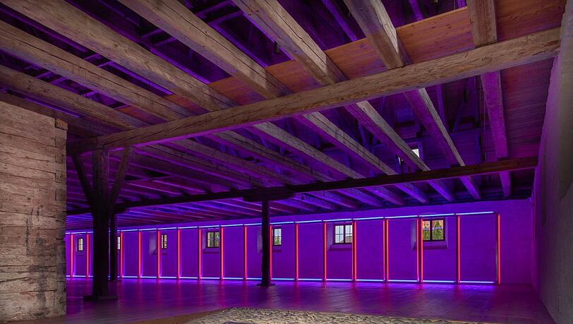 Im 2003 restaurierten Märzenbierstadl von Johann Michael Fischer (1692 - 1766): Dan Flavin "untitled 1970" - blue and red fluorescent light.