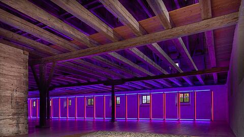 Im 2003 restaurierten Märzenbierstadl von Johann Michael Fischer (1692 - 1766): Dan Flavin "untitled 1970" - blue and red fluorescent light.