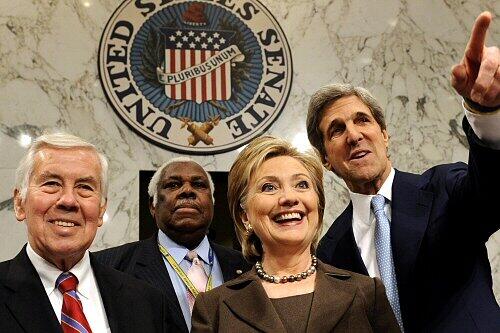 Hillary Clinton mit John Kerry (re.) und weiteren Senatskollegen