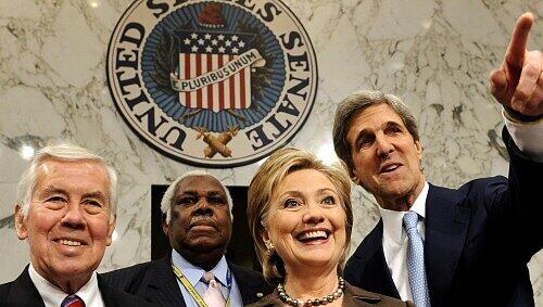Hillary Clinton mit John Kerry (re.) und weiteren Senatskollegen Hillary Clinton mit John Kerry (re.) und weiteren Senatskollegen