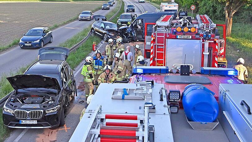 Die Bundesstraße 471 war für etwa drei Stunden komplett gesperrt. Die Bundesstraße 471 war für etwa drei Stunden komplett gesperrt.