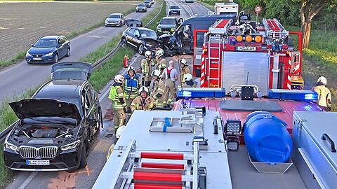 Die Bundesstraße 471 war für etwa drei Stunden komplett gesperrt.