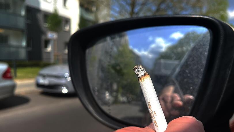 Das Entsorgen von Zigaretten aus dem Auto kann in Italien künftig teuer werden. (Archivbild)