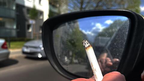 Das Entsorgen von Zigaretten aus dem Auto kann in Italien künftig teuer werden. (Archivbild)