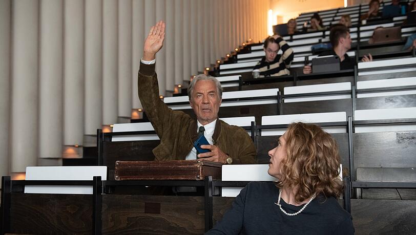 Seniorenstudium oder Anmache? Heiner Lauterbach als Berbens Musterstudent, der an seine alte Liebe noch einmal ran will. Seniorenstudium oder Anmache? Heiner Lauterbach als Berbens Musterstudent, der an seine alte Liebe noch einmal ran will.