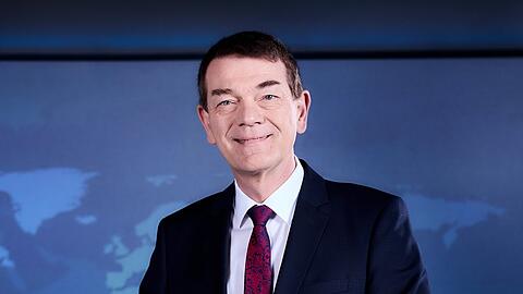 J&ouml;rg Sch&ouml;nenborn verst&auml;rkt das Team der "Tagesthemen" vor der Kamera.