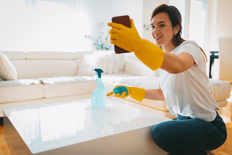 Nicht nur Tanz-Choreografien, Styling-Tipps und Workouts erobern TikTok und Instagram. Auch Putzen hat längst seinen Platz im Social-Media-Kosmos gefunden. Unter #cleantok sammeln sich unzählige Clips rund ums Reinigen und Aufräumen. Zwischen fragwürdigen Ideen und echten Aha-Momenten stecken überraschend viele Tipps, die den Alltag wirklich erleichtern. Wir haben die besten für Sie herausgesucht. Nicht nur Tanz-Choreografien, Styling-Tipps und Workouts erobern TikTok und Instagram. Auch Putzen hat längst seinen Platz im Social-Media-Kosmos gefunden. Unter #cleantok sammeln sich unzählige Clips rund ums Reinigen und Aufräumen. Zwischen fragwürdigen Ideen und echten Aha-Momenten stecken überraschend viele Tipps, die den Alltag wirklich erleichtern. Wir haben die besten für Sie herausgesucht.