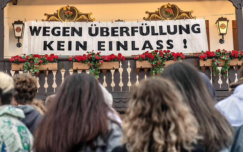 Der Gang in die großen Wiesn-Festzelte ist zu Stoßzeiten meist nur Menschen mit Reservierung vorbehalten. Einen freien Tisch zu buchen, ist aber gar nicht so einfach. Ein neues Tool soll dabei Abhilfe schaffen. Der Gang in die großen Wiesn-Festzelte ist zu Stoßzeiten meist nur Menschen mit Reservierung vorbehalten. Einen freien Tisch zu buchen, ist aber gar nicht so einfach. Ein neues Tool soll dabei Abhilfe schaffen.