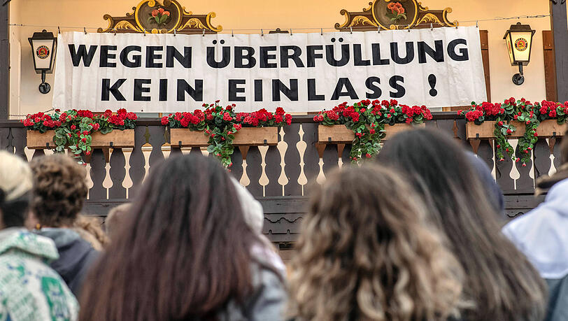 Der Gang in die gro&szlig;en Wiesn-Festzelte ist zu Sto&szlig;zeiten meist nur Menschen mit Reservierung vorbehalten. Einen freien Tisch zu buchen, ist aber gar nicht so einfach. Ein neues Tool soll dabei Abhilfe schaffen.