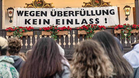 Der Gang in die gro&szlig;en Wiesn-Festzelte ist zu Sto&szlig;zeiten meist nur Menschen mit Reservierung vorbehalten. Einen freien Tisch zu buchen, ist aber gar nicht so einfach. Ein neues Tool soll dabei Abhilfe schaffen.